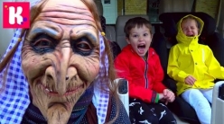 Embedded thumbnail for Scary Old Hug украла детей Страшный паук Слизь steals Kid&amp;#039;s Spider Attack Bubble bombs
